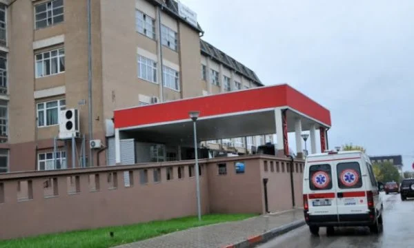 Njofton avokati: Gjykata ia ndalon mjekut të arrestuar t’i afrohet QKUK’së
