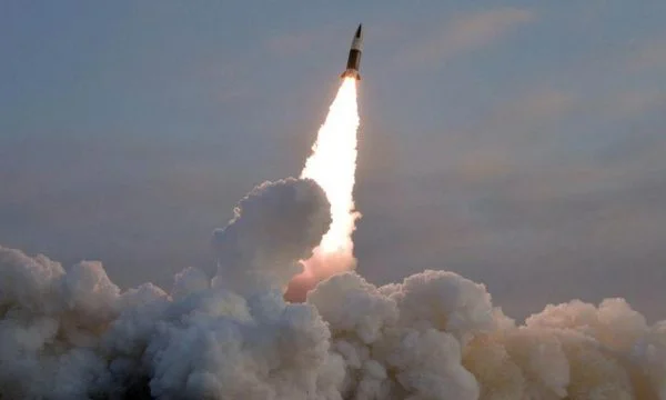Japan wirft Notfall-Alarm und Schritte nach Kim Jong wird von einer Rakete provoziert