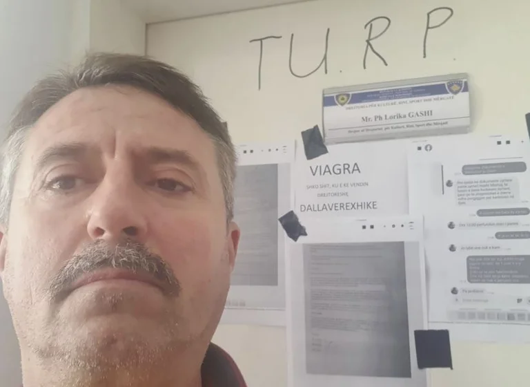 No guarda insultos contra el director, daña la puerta de la oficina