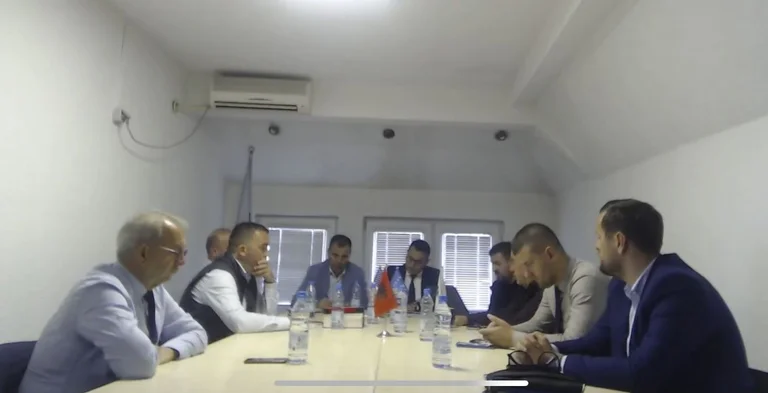 Hasani bügelt mit Anwälten, die die Polizei des Kosovo untersuchen: Vor Tagen schützen sie die Verdächtigen, Nachmittag vermutet