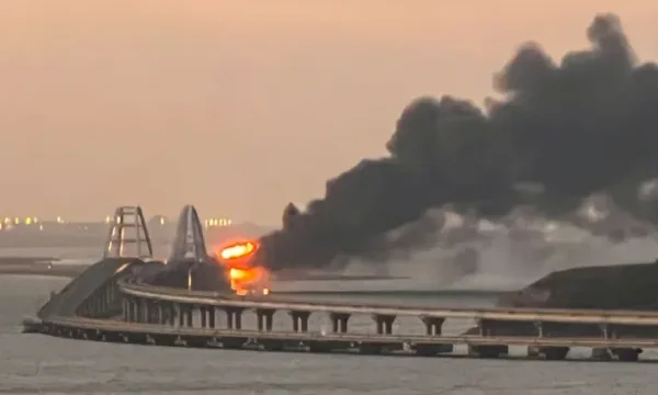 Teil der strategisch wichtigen Brücke Russlands zerstört
