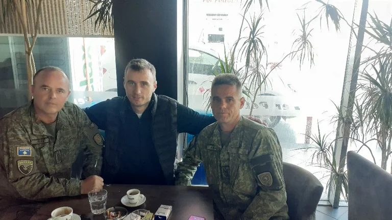 Here to applaud: KSF soldiers find wallet with 600 euros and documents, hand it over to the owner