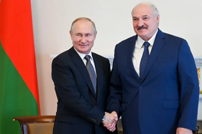 Lukashenko presenta Putin un trattore per il suo 70esimo compleanno
