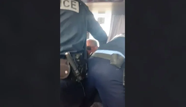 Il momento in cui due poliziotti hanno arrestato un uomo dopo aver molestato sessualmente due minori sull'autobus