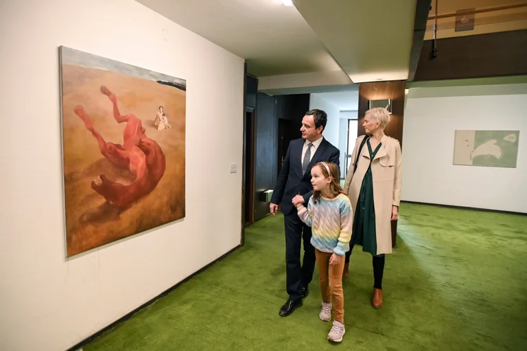 Kurti insieme a sua moglie e sua figlia visitano le opere di artisti che fanno parte di Manifesta