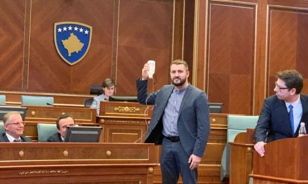 Mergim Lushtaku “pone l'infusione del Primo Ministro Kurti