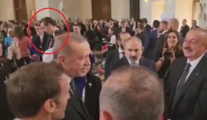 Lone Vuciq al vertice di Praga, nessuno si avvicina a lui per discutere (VIDEO)