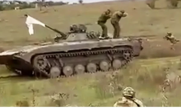Russian soldiers surrender to Ukrainians, place the white flag in the tank barrel