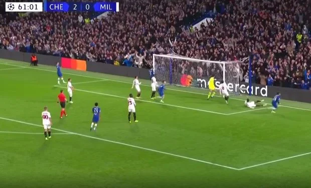 Mailand wird zerstört von Chelsea James markiert drittes Ziel