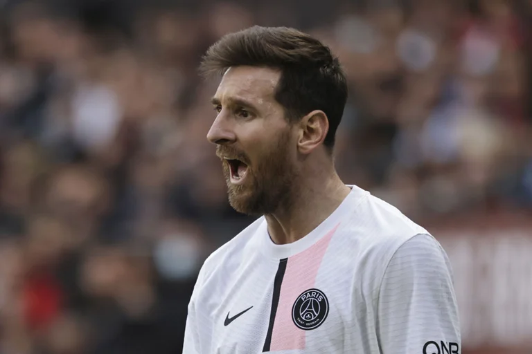 Formaciones oficiales: Benfita ) Paris SG