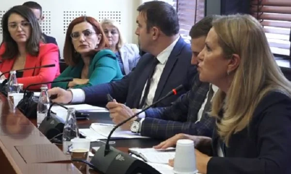 Time Kadrij explose dans la Commission: si vous nous appelez à nouveau des vidéos effrayantes, nous votons pour l'accord.