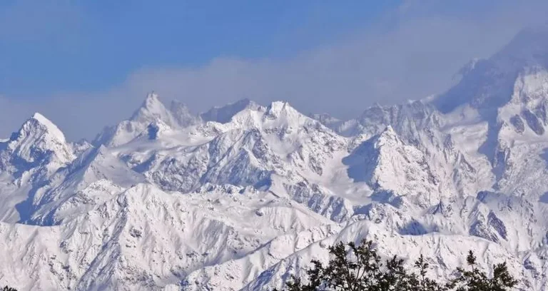 Tragico: 10 morti e 20 persone scomparse da un incidente di valanga nell'Himalaya indiana