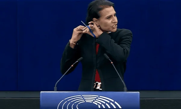 Rinomato eurodeput taglio capelli nel folkt del Parlamento europeo