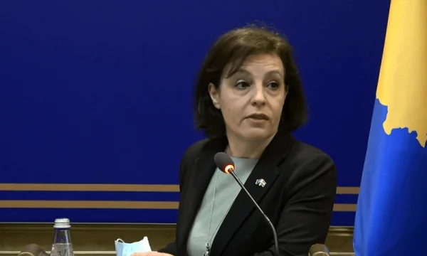 Dopo aver infranto la legge, Donica Gervala è costretta a annullare il concorso per 32 diplomatici