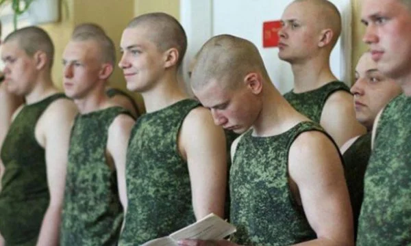 Temendo che potessero essere arrestati, i soldati russi hanno lasciato dietro i corpi senza vita di altri combattenti.
