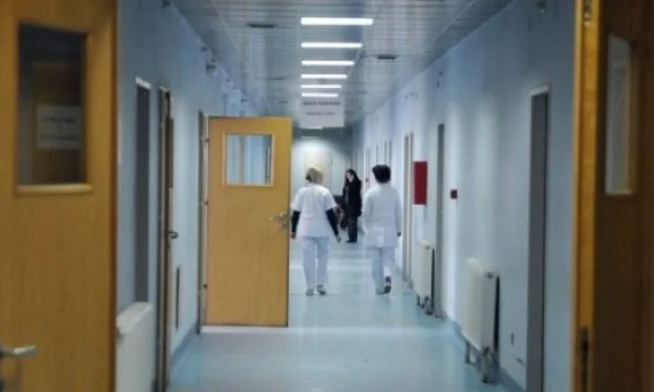 Kosovari tregon për nënën e tij me COVID-19: Nuk mundet me marrë frymë as 2 minuta pa aparatin e oksigjenit