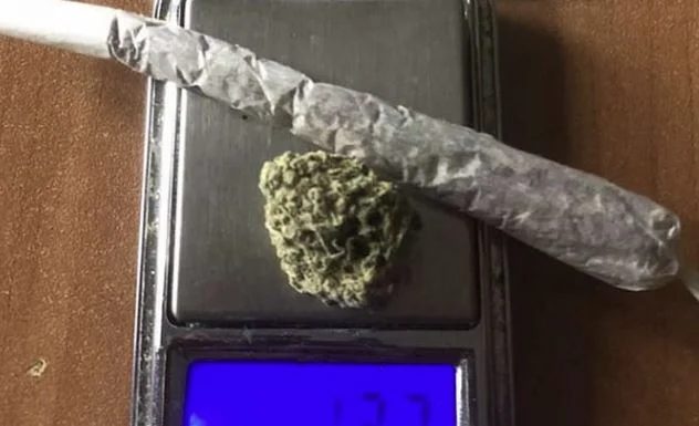 Polizei kündigt an: Er wollte 1,37 g Marihuana, junge Mann verhaftet