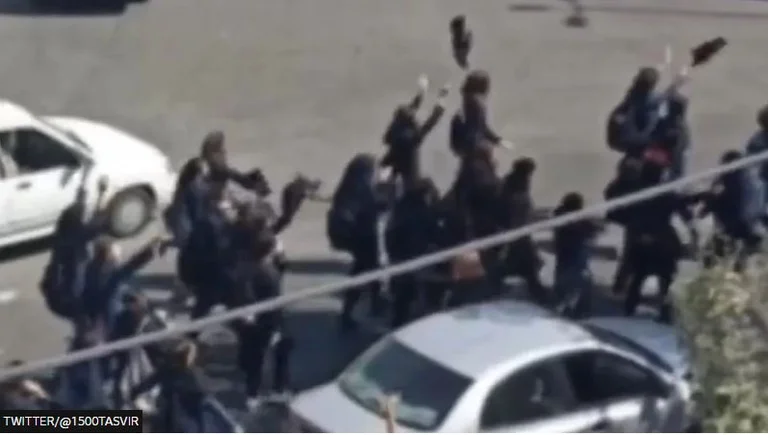 Il tumulto in Iran: Gli studenti rimuovono i copricapo nelle proteste contro il governo (VIDEO)