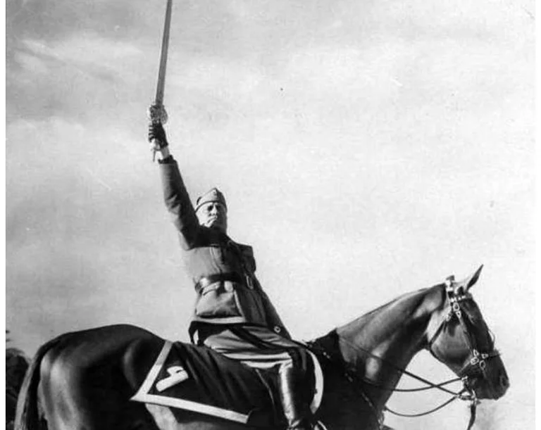 Pourquoi Mussolini a pris l'épée musulmane ?
