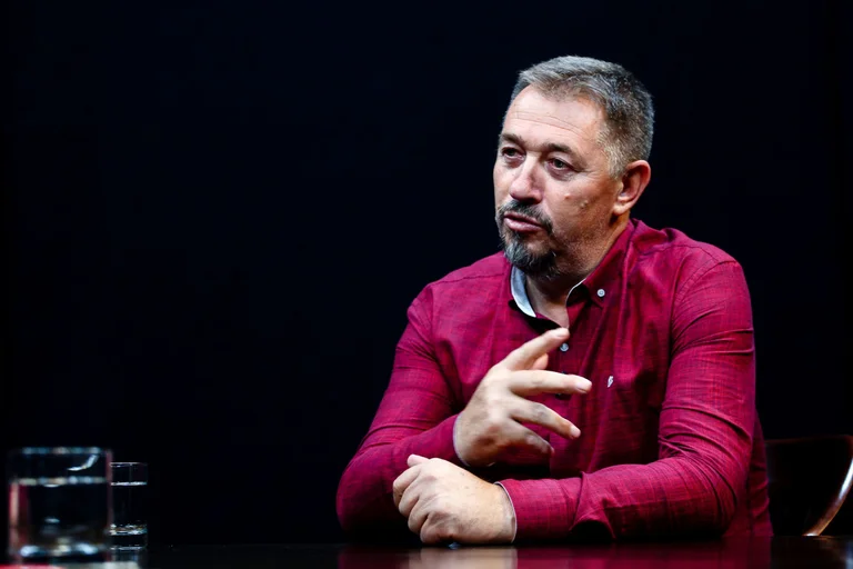 Lushtaku für Premierminister: Er ist Kurtovic für mich, er ist fallend und wurde nie auf.