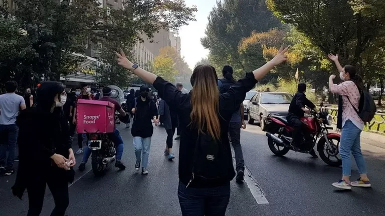 The turmoil in Iran: Students enter schools without cover, were prevented by director