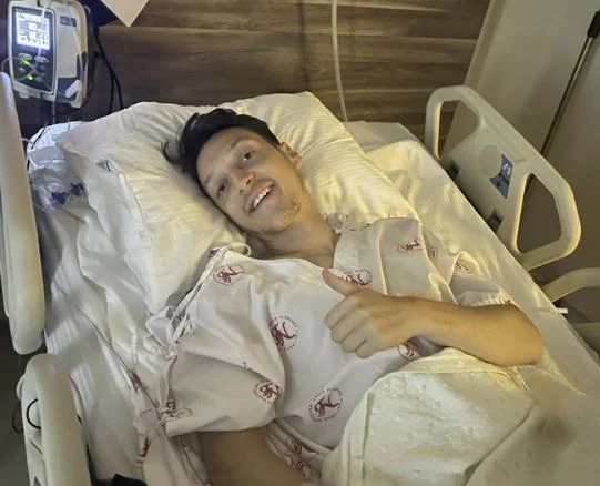 Ozil est informé de l'hôpital qu'il a effectué une opération sérieuse, en danger de ne plus jouer