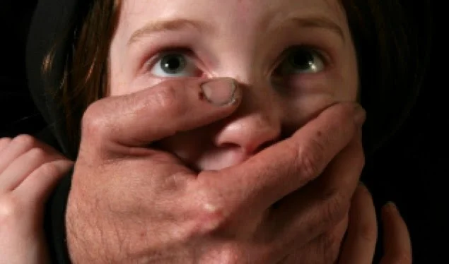 Âgée de 13 ans, enceinte après avoir été maltraitée, son père a avoué : Je suis très blessée.
