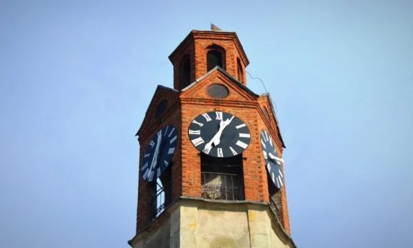 Oggi alle 7:00, la capitale accenderà la torre dell'orologio.