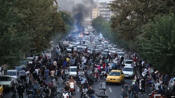 Studenti iraniani scontrano con la polizia a Teheran