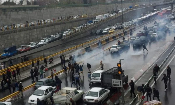 Continúa el progreso en Irán, la policía choca con los estudiantes