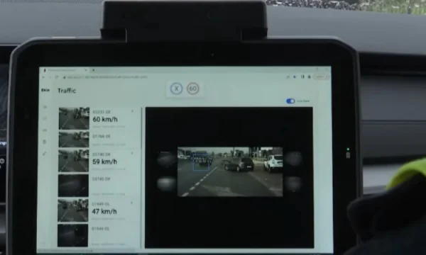 Die Intelligenz der Polizei, die alle im Verkehr erfasst