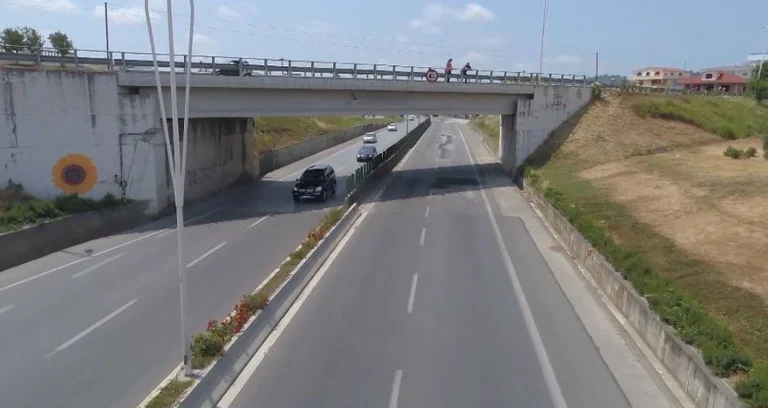 Einer auf der Tirana-Durra Autobahn