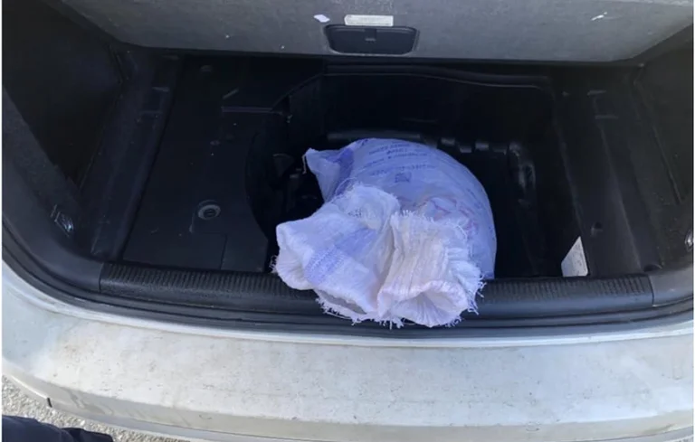 Es gibt drei Kilogramm Marihuana im Auto-Ersatzreifen gefunden