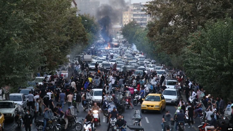 Iranische Studenten kämpfen mit der Polizei in Teheran