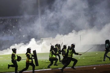 Tragedy im Indonesia Stadium, 179 Casualties nach dem Fußballspiel (Video)