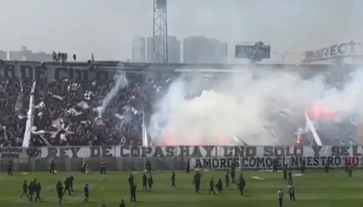 Le stade de football ruiné au Chili, il y a des fans blessés