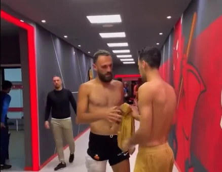 Quando do Busquets la lanterna nel tunnel Muriqi