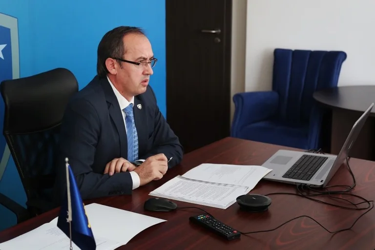 Hoti për Qeverinë: I kanë palosur 700 milionë euro në bankë e marrin kredi për ndihma sociale