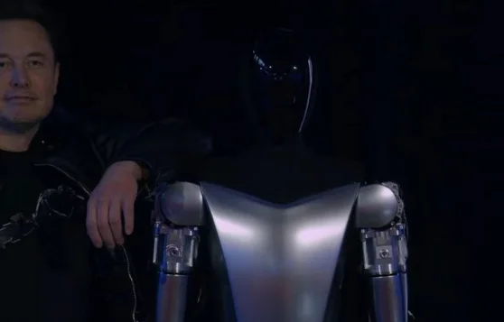 Elon Musk introduce il robot umanoide, sarà in vendita dopo anni di basso costo.