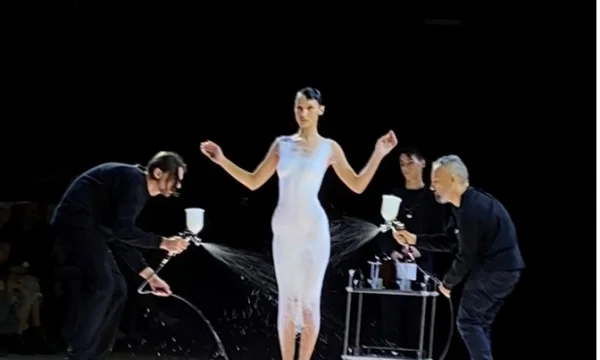 Questo è il momento magico in cui Copernicus crea abito dal vivo per Bella Hadid