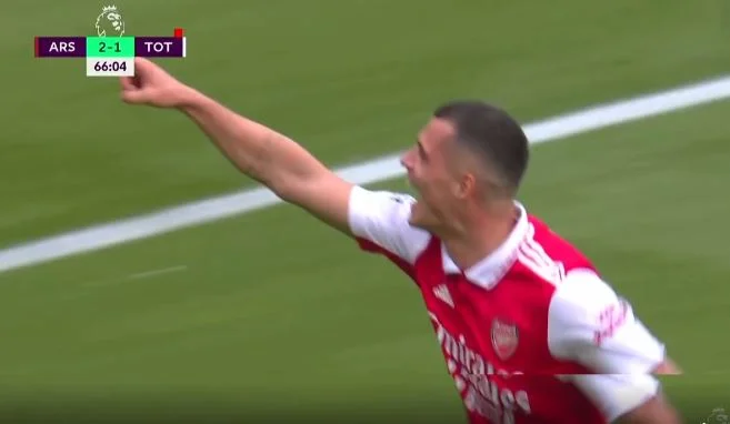 Otro nivel de amigos con Granit Jaka loos Tottenham, consigue una meta fantástica