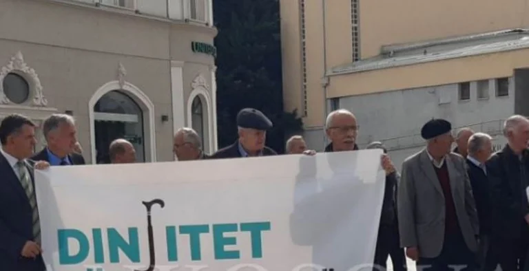 Rentner befreien Tauben vor der Regierung, fordern Würde (Video)