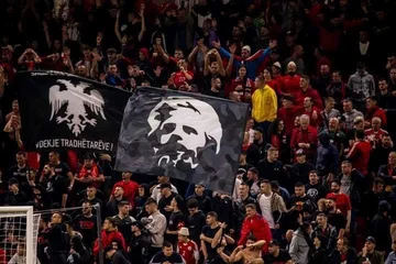 Rote und schwarze Spieler: Die Situation wird sich nicht ändern, bis Sie erkennen, dass Sie für den National spielen.