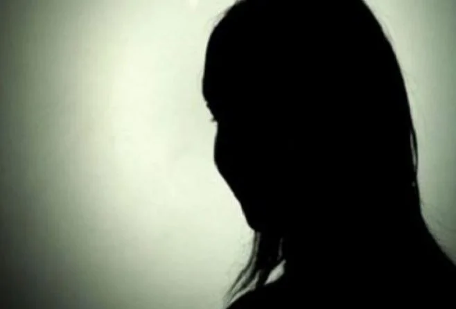 Teenage Istog Istog sessualmente molestato