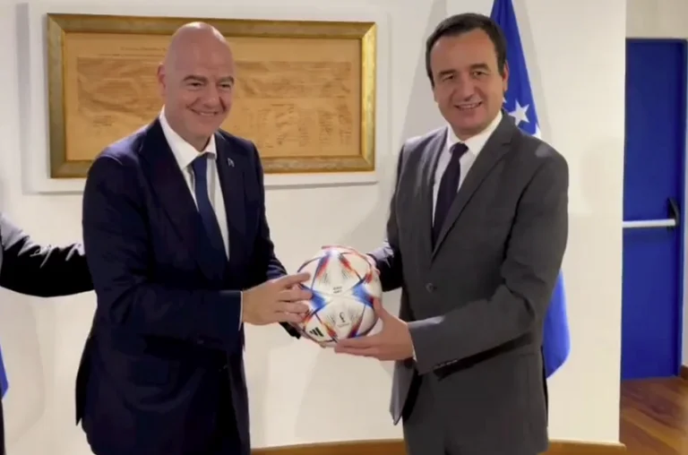Kurti me topin që ia dhuroi Infantino: Opozita të më godas këtu