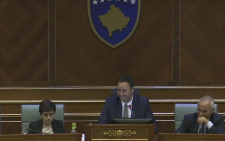 Humorist Konjufca e tregon një batutë në Kuvend – deputetët “shkrihen” së qeshuri