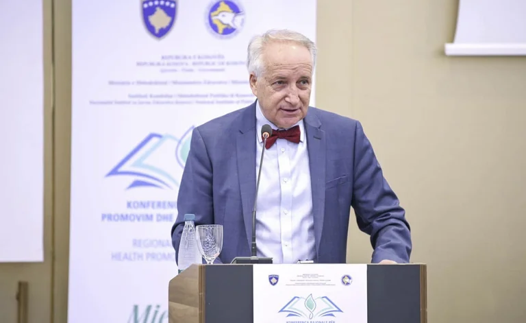 Ministri [që ka mbetë në hije] i Shëndetësisë: Na duhen qytete dhe fshatra me zona për ecje, vrapim pa e thithur ajrin e makinave