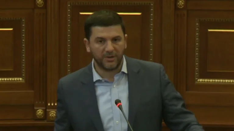 Krasniqi – Kurtit: Mirë që dole kryeministër se kaniherë po fshehesh mas këtyre argatëve tu