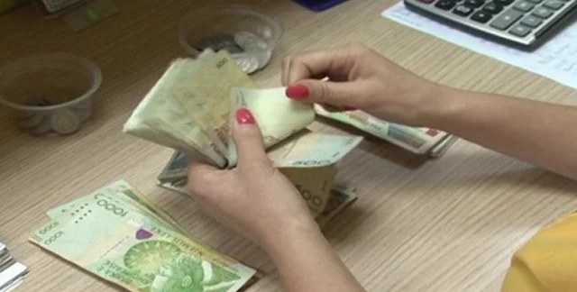 Rriten pagat për policët dhe punonjësit e administratës në Shqipëri