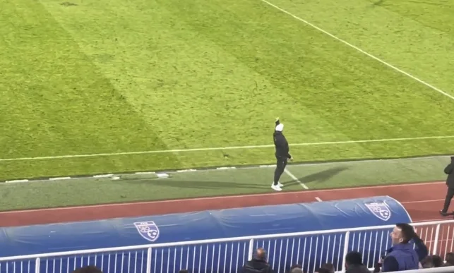 Tifozët e Dritës eskaluan në derbin ndaj Prishtinës, ofenduan dhe shanë trajnerin Ismet Munishi